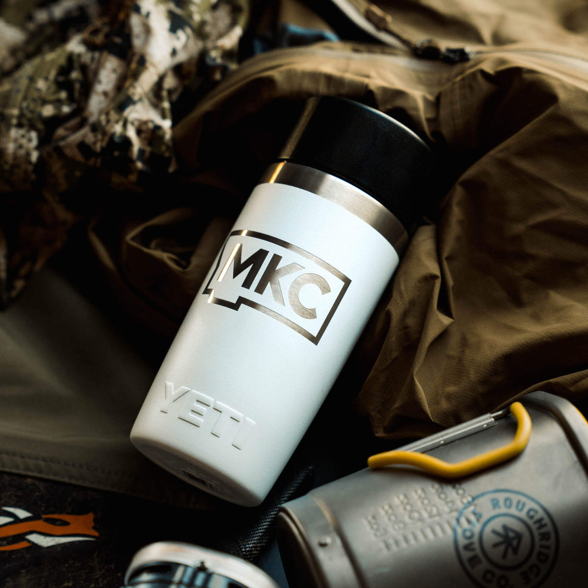 MKC x YETI RAMBLER 12 OZ HOTSHOT - WHITE