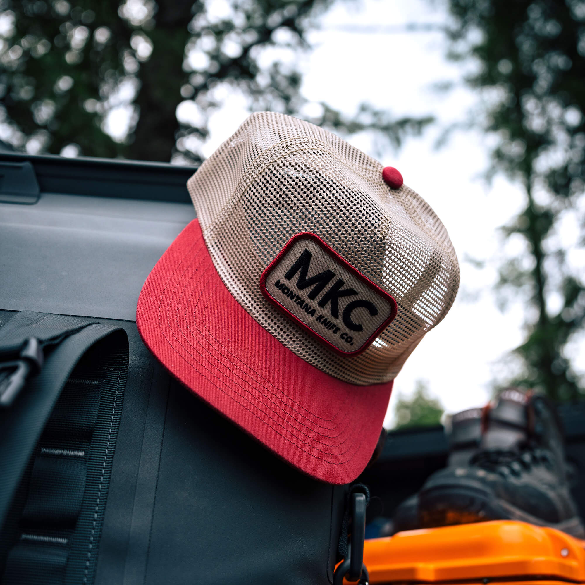 MKC MESH LOGO HAT - KHAKI/CRIMSON