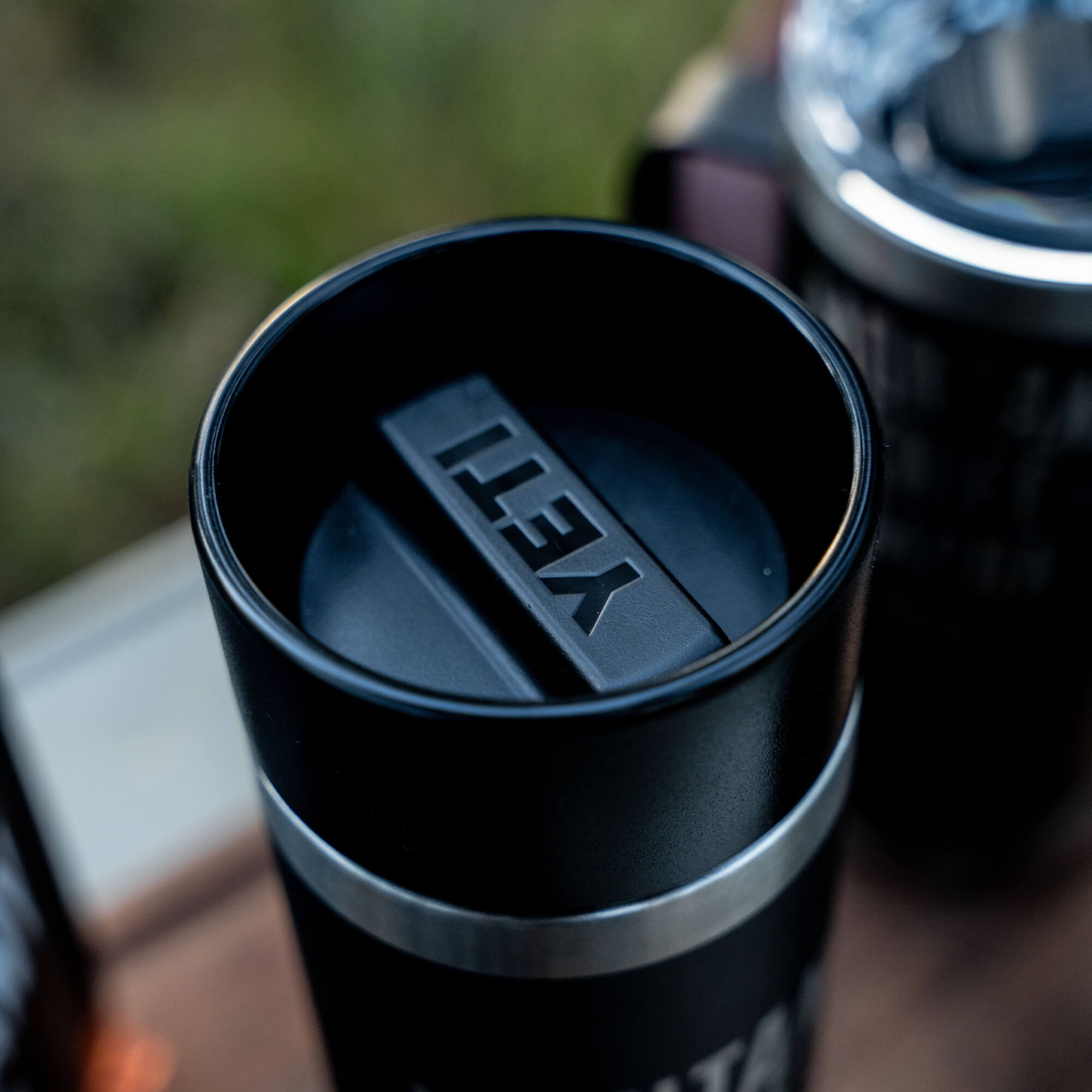 MKC x YETI RAMBLER 18 OZ HOTSHOT